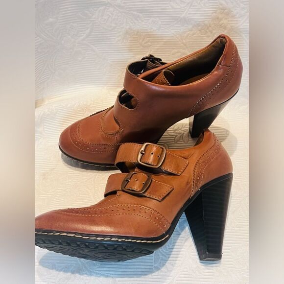 Chic Tan Leather Ankle Booties - Picture 2 of 12